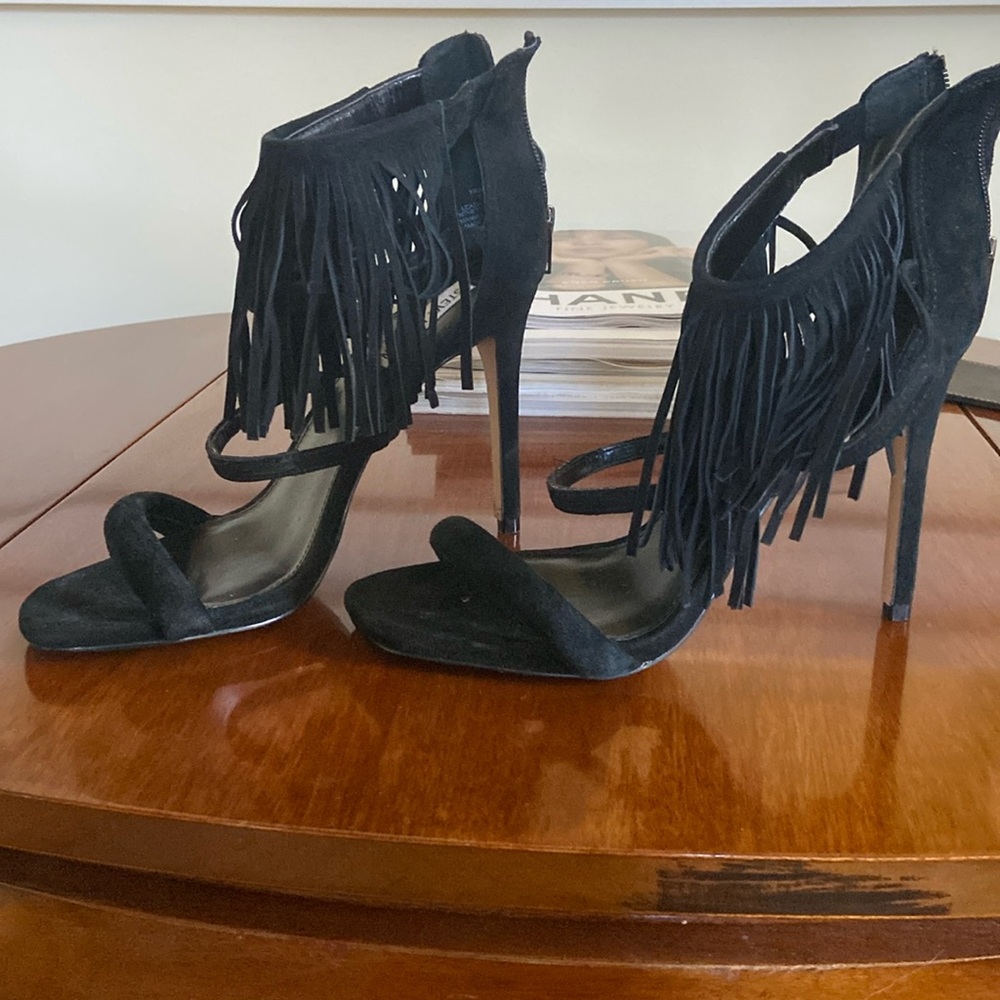 Steve Madden suede black high heels shoes with fringe. Never worn. Size 8,5